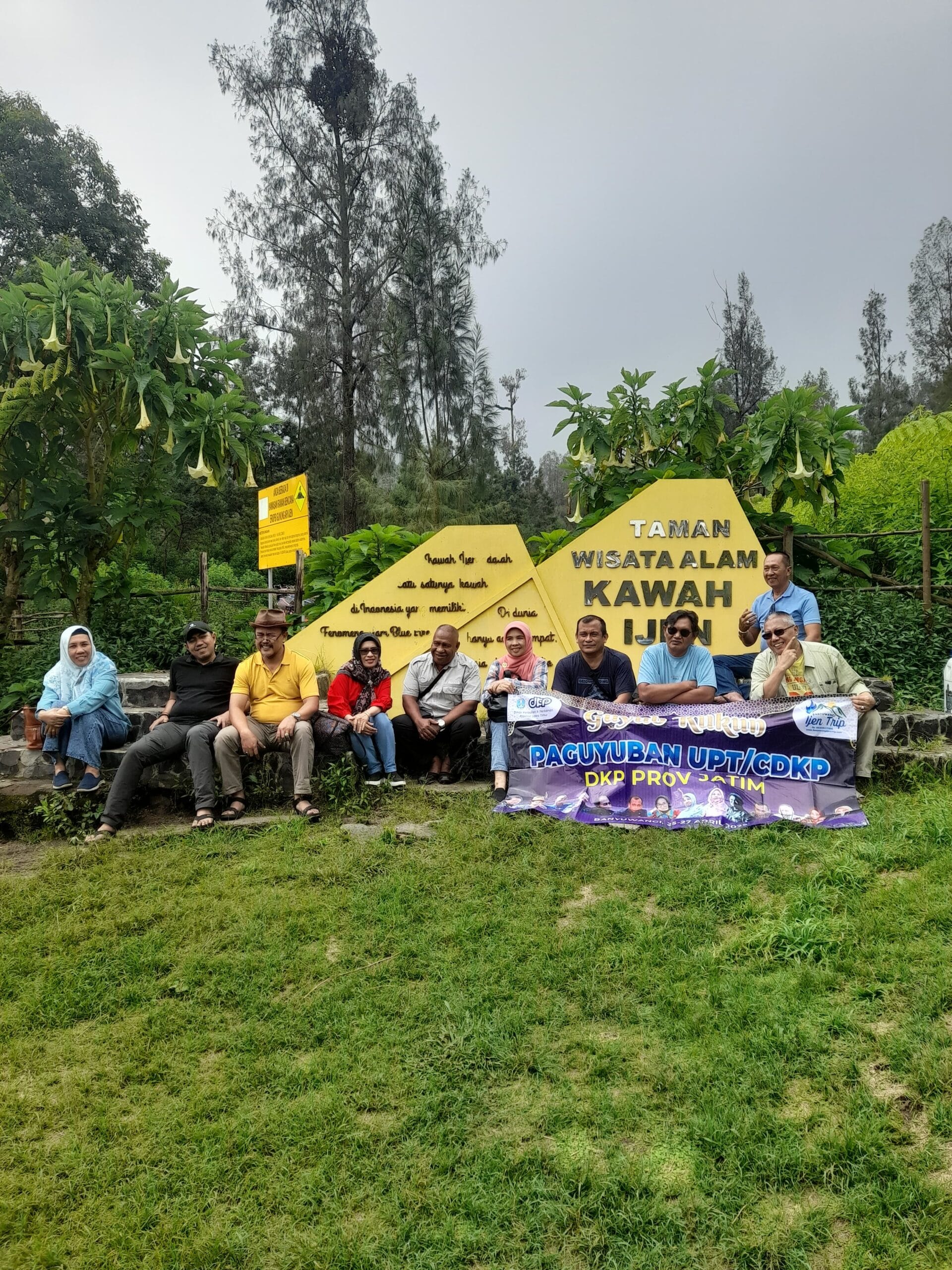 Wisatawan dengan pemandu
